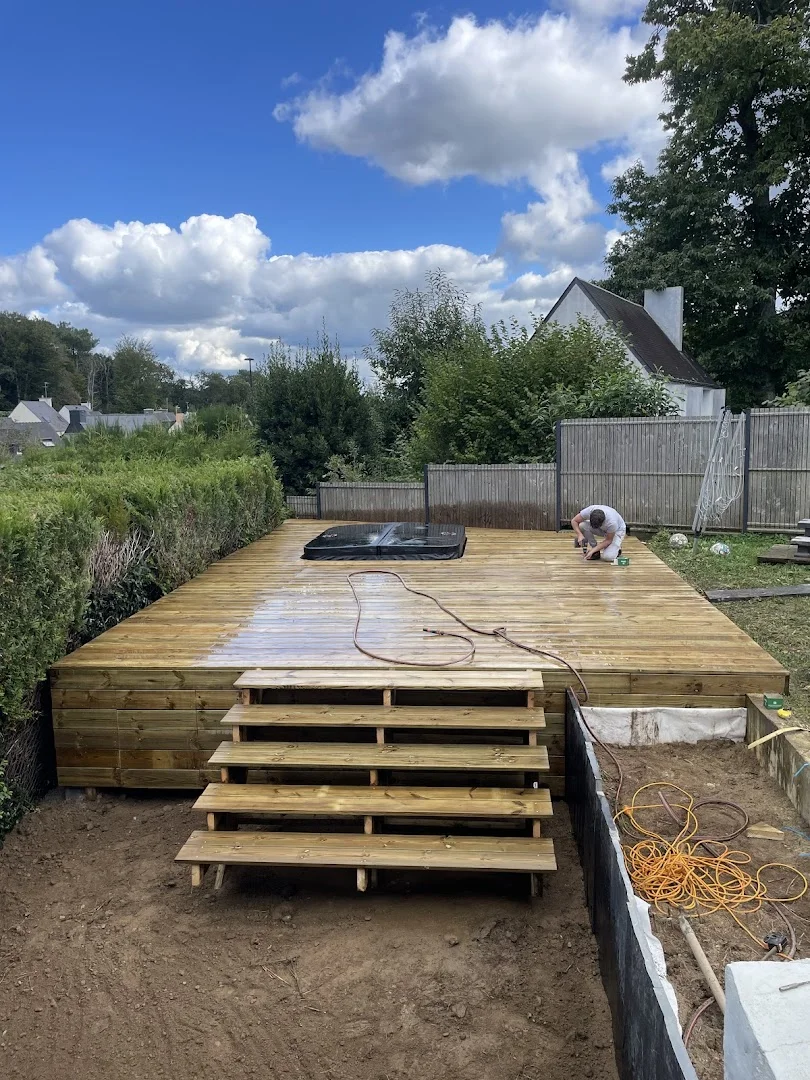 Terrasse bois avec escaliers en construction